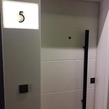 아파트 Flat Near The Sea